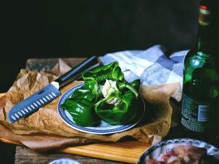 3、免炸低脂 辣子鸡,将辣椒切开去蒂 切成丝(能买到细长的尖角更好,那就不用放干辣椒了 因为尖角更辣)