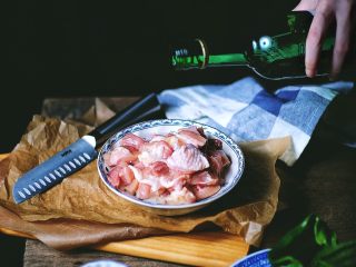 4、免炸低脂 辣子鸡,鸡腿肉放入碗中,倒入大约15ml白酒