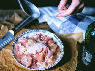 5、免炸低脂 辣子鸡,撒上一小点盐(图中的勺 我就盛了勺尖的一点)