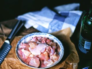 6、免炸低脂 辣子鸡,用手抓匀,腌制20分钟(为了让肉片更入味)