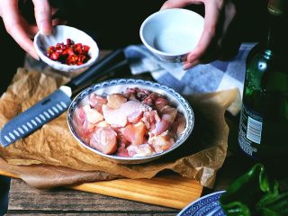 7、免炸低脂 辣子鸡,抓一小把干辣椒 半小把花椒备用