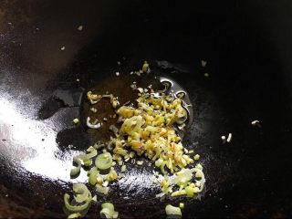 8、免炸低脂 辣子鸡,锅内放入油 葱姜蒜末炒香