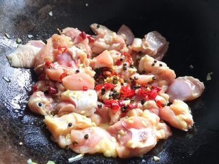9、免炸低脂 辣子鸡,放入鸡肉与干辣椒 花椒 翻炒至鸡肉变色