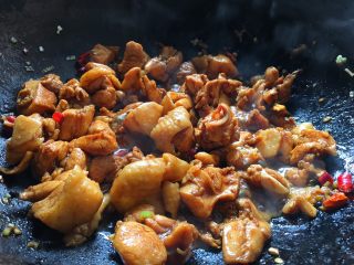 10、免炸低脂 辣子鸡,加入一大勺老抽 半勺生抽继续翻炒至上色