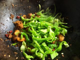 11、免炸低脂 辣子鸡,再放入青椒丝翻炒均匀 即可关火