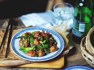 12、免炸低脂 辣子鸡,盛出 装入盘中即可