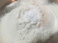 1、香草海盐巧克力大曲奇,低粉和中粉过筛，加入泡打粉、小苏打、海盐，混合均匀。