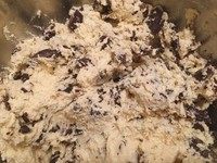 11、香草海盐巧克力大曲奇,切拌均匀。