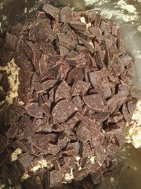 10、香草海盐巧克力大曲奇,200克巧克力切成碎块，大一点也不要紧哈哈口感更好，倒入步骤9。