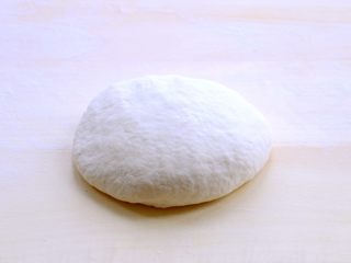 5、养颜之玫瑰馅儿饼,这时下手把它揉成光滑的面团。