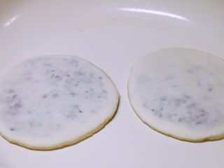 9、养颜之玫瑰馅儿饼,放入平底锅中小火烙。