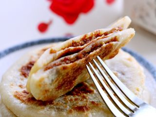 12、养颜之玫瑰馅儿饼,馅料中加入了花生碎和芝麻，所以不仅提香还增加了口感和营养。