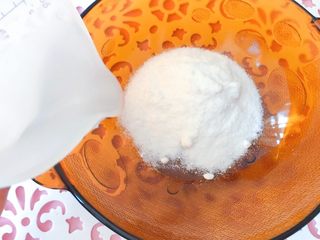4、佳儿的水信玄饼●少女心怦怦滴,Ok、然后我们把半包的白凉粉的粉，放在一个大碗里，也就是30g。然后加60ml的纯净水，常温的就好。