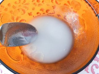 5、佳儿的水信玄饼●少女心怦怦滴,搅拌均匀，成无核的糊状。就可以了。