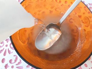 7、佳儿的水信玄饼●少女心怦怦滴,然后把沸水倒进刚才的糊里。