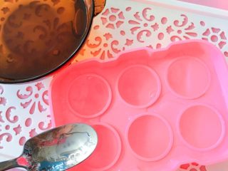 11、佳儿的水信玄饼●少女心怦怦滴,然后我们浇模了，把调好的液体，分别倒进下半球里，8分满就可以了。因为我们还要放花花呢。