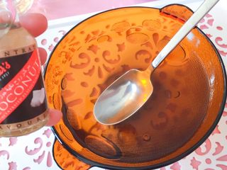 9、佳儿的水信玄饼●少女心怦怦滴,我选择加了几滴香草精，这样就多了香草的淡淡香味了呢，你们可以根据自己的口味加调料，比如朗姆酒，草莓香草精之类的。