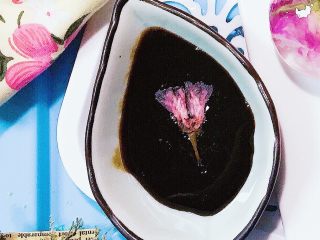 17、佳儿的水信玄饼●少女心怦怦滴,取一个好看的味增碟，把红糖浆装进去，一会儿一起奉上。