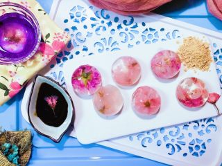 19、佳儿的水信玄饼●少女心怦怦滴,心情好激动呀，拿一个漂亮的盘子，把花姑娘们摆上去，旁边撒上一些黄豆粉。再把红糖浆，一起端上桌。我们就可以和爱人，和朋友，或者只是自己一个人，享受这爽心悦目又芳香悠扬的美景美食了。正确的吃法是，用玄饼蘸取一写红糖浆，再蘸一下黄豆粉。很好吃的，相信我。