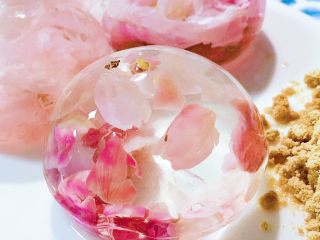 21、佳儿的水信玄饼●少女心怦怦滴,这个用玫瑰花苞花瓣做成的玄饼，美丽得倾国倾城的。都不忍心吃下去了呢。不过不吃，感觉又有点暴殄天物的感觉。所以还是吃了吧。嗯！淡淡的玫瑰花味道，还有清甜的香草味和一点薄荷为，给我的一种滋味体验，就好像是夏日午后，躺在草地上，闻着花香，听着鸟叫，看着蓝天白云，感受时间的影子从睫毛和脸颊轻轻拂过。怎么忘了去烦恼，因为时光正好！