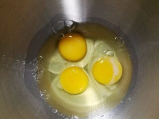 2、巧克力豆甜甜圈蛋糕,2.三个鸡蛋打到无油无水的打蛋盆中。