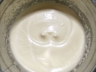 5、巧克力豆甜甜圈蛋糕,5.全蛋液打发好后是发白的，很细腻浓稠的，体积增大几倍，纹路清晰且不会马上消失。整个打发的过程约需要10-15分钟。