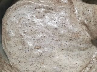 7、巧克力豆甜甜圈蛋糕,7.使面粉和蛋糊混合，不要划圈搅拌，以免鸡蛋消泡太多。