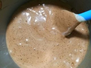 10、巧克力豆甜甜圈蛋糕,10.还是用翻拌的手法混合均匀。