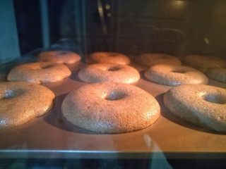 14、巧克力豆甜甜圈蛋糕,14.烤箱上下火170度，烤20分钟。