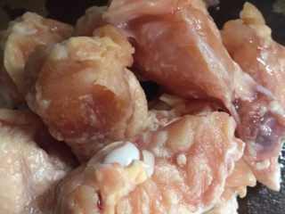 1、新奥尔良烤鸡腿,鸡腿解冻洗干净