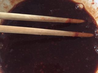 3、新奥尔良烤鸡腿,调汁比例：水35g新奥尔良腌料35g鸡腿500g，放入一勺生抽，一勺老抽，一勺蚝油，一勺盐搅拌均匀