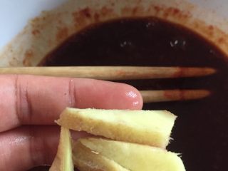 4、新奥尔良烤鸡腿,加入几片生姜