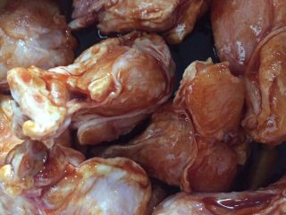 5、新奥尔良烤鸡腿,再放入鸡腿搅拌均匀，放入冰箱冷藏，建议腌制3-6小时