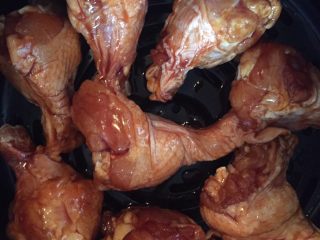 7、新奥尔良烤鸡腿,把腌制好的鸡腿摆放在空气炸锅中