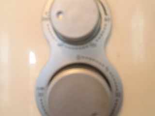 8、新奥尔良烤鸡腿,温度调到180度，时间调到15分钟，由于我的鸡腿比较大，所以时间调久一点，微波炉烤的话调6-8分钟，烤箱就要在预热后调到35-40分钟