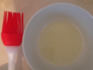 10、新奥尔良烤鸡腿,由于我的鸡腿肉肉多，不均匀，所以我在鸡腿上再涂一层油