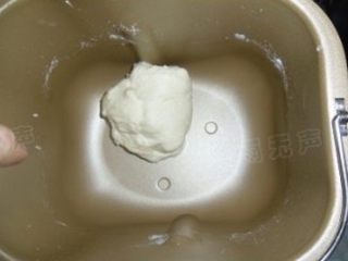 2、蘑菇培根披萨,和面结束的面团（这是一个的份量，最好两个一起做利于和面）