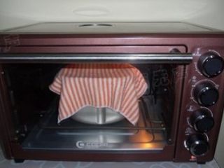 3、蘑菇培根披萨,将功能旋钮转至发酵档，时间设定为60分钟（可在面包桶上盖上块湿布，有利于面团保湿）