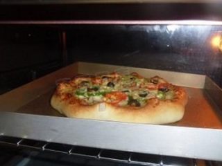 12、蘑菇培根披萨,烤箱设定上火200度，下火220度预热10分钟后，放入烘烤约12分钟即可