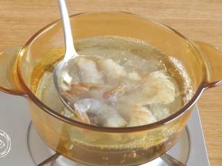 8、黄金虾球12m+（宝宝辅食）,处理干净的虾，下锅焯水~