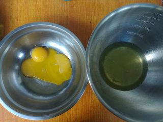 2、网红花生小贝蛋糕,蛋白蛋黄分离在两个盆,蛋白盆需无油无水。