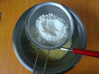 5、网红花生小贝蛋糕,筛入低筋粉。