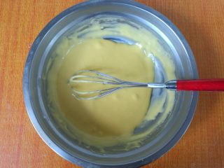 6、网红花生小贝蛋糕,不规则搅拌均匀,不能划圈搅拌以免起筋。