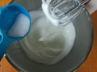 8、网红花生小贝蛋糕,蛋糊细腻再加入三分之一糖。