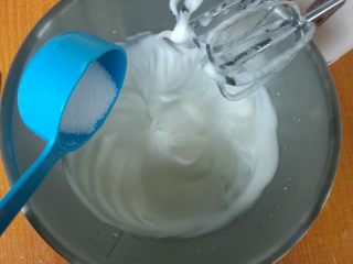 9、网红花生小贝蛋糕,出现纹路再加入剩下的糖。