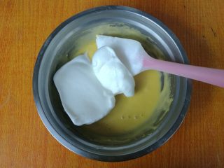 11、网红花生小贝蛋糕,取三分之一蛋白到蛋黄盆。