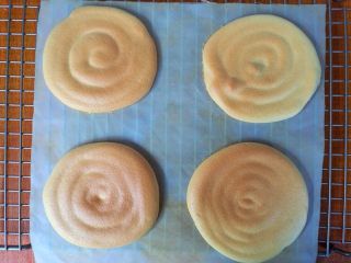 17、网红花生小贝蛋糕,出炉晾至手温。