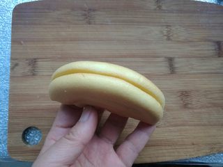 19、网红花生小贝蛋糕,对折。