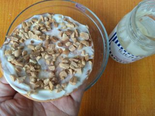 21、网红花生小贝蛋糕,打开抹上沙拉酱,撒上花生碎。