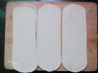 2、油泼扯面,把醒好的面用擀面杖擀平，擀成大面片